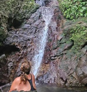 一位坐在瀑布前的女人