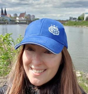 河边戴着蓝色帽子的女人