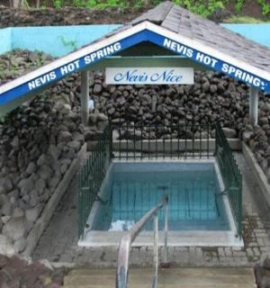 周围有岩石的小型游泳池