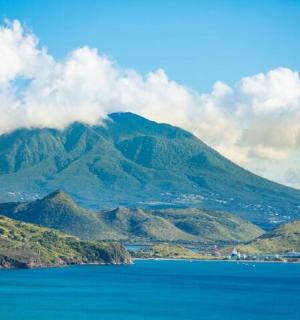 山脉与水域的景色