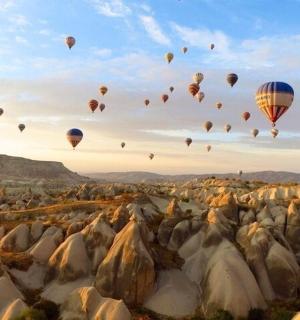 一群热气球在天空飞翔