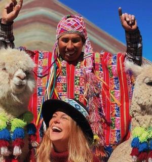 muž a žena stojící vedle dvou lam