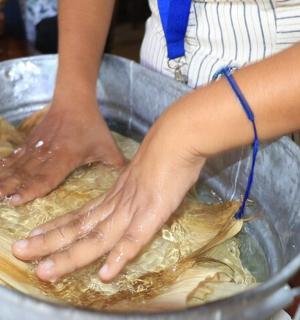 člověk připravuje jídlo v míchací misce