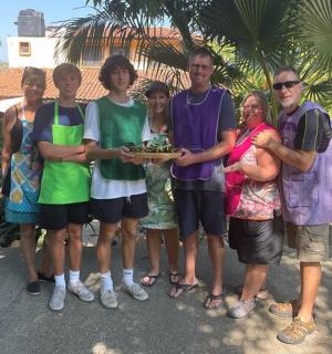 група људи позира за фотографију