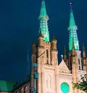 sebuah bangunan dengan lampu hijau di atasnya