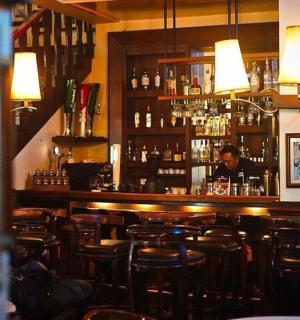 bar z mężczyzną siedzącym za barem