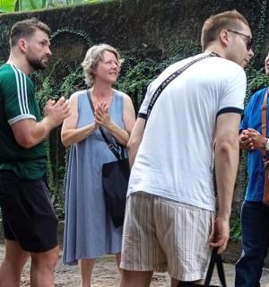 sekumpulan orang berdiri di hadapan mata air