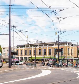 一辆公共汽车沿着建筑物前的街道行驶