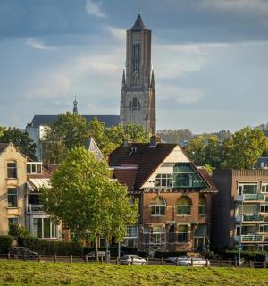 一组以钟楼为背景的建筑