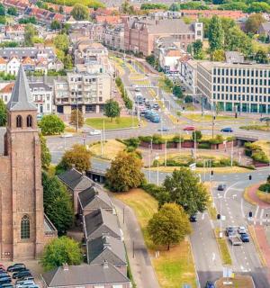 一座有教堂的城市的鸟瞰图