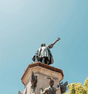 una estatua de un hombre en lo alto de un edificio