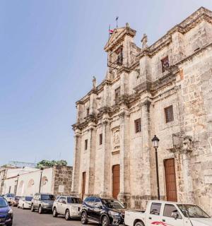 קבוצת מכוניות חונות מול בניין