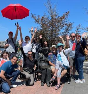 一群人正在摆姿势拍照