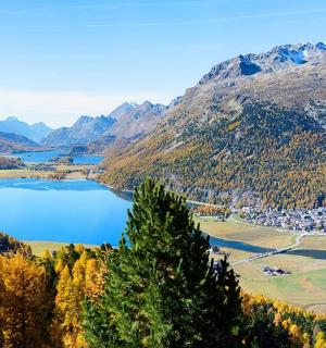 山谷中的湖泊景观