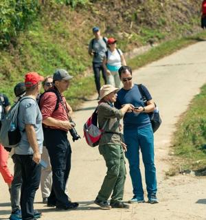 一群人站在土路上