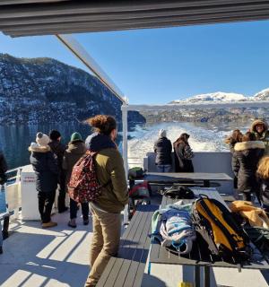 一群人站在船上欣赏风景