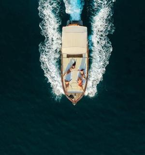 pohled shora na loď ve vodě