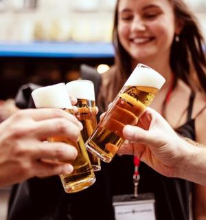 两个人拿着两瓶啤酒