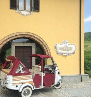 malé auto zaparkované před budovou