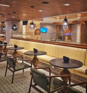 un restaurant amb taules i cadires i un bar