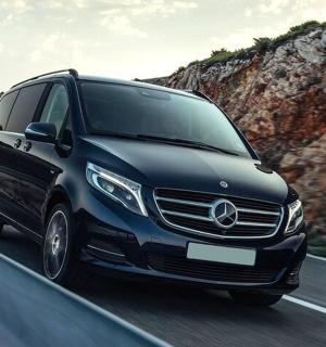 一辆黑色奔驰面包车在路上行驶