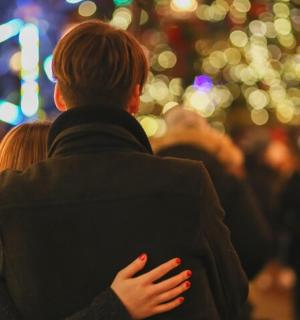 muž a žena objímající se v davu lidí