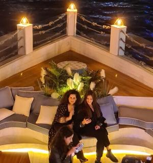 skupina tří žen sedících na gauči