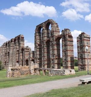 田野里有一张长椅的古老石头建筑