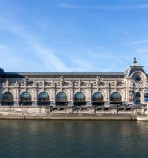 靠近水域的大型建筑