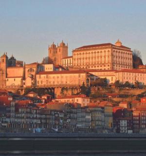 一个人在城市前拿着信用卡