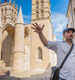 一名男子站在建筑物前，举起双手