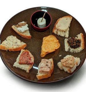 一盘各种各样的三明治