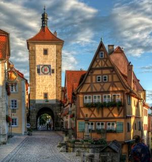 eine Altstadt mit einem Uhrturm und Gebäuden