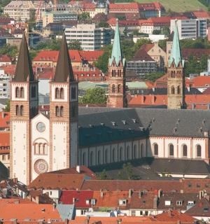 ein großes Gebäude mit einem Uhrenturm in einer Stadt