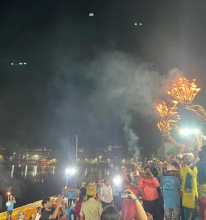 一群人站在河边,燃放烟花