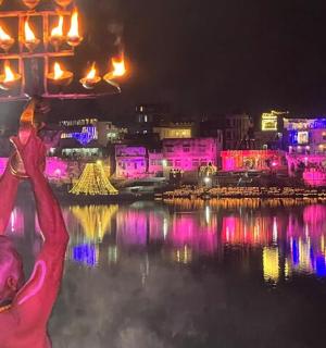 一名女子在夜间在水中举起灯杆