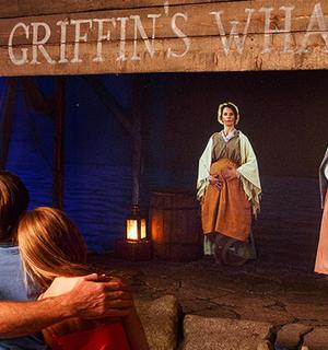 一群人站在舞台前