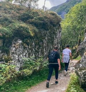 两个人沿着两块岩石之间的小路行走