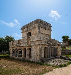 一座老建筑，前面站着一个人