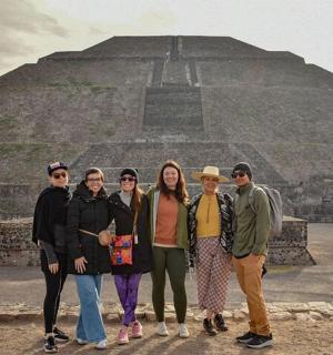 一群人站在金字塔前