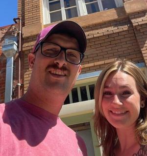 muž a žena stojící před budovou