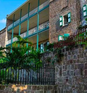 一座砖砌建筑,前面有围栏