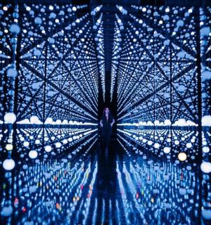 一个人站在灯光隧道里