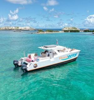 岛屿附近水中的一艘白色小船