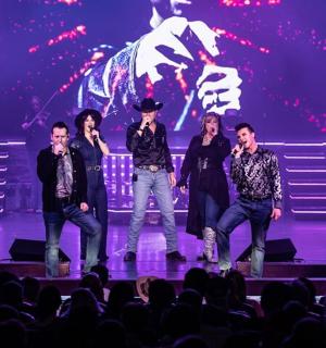 一群男人和女人在舞台上唱歌