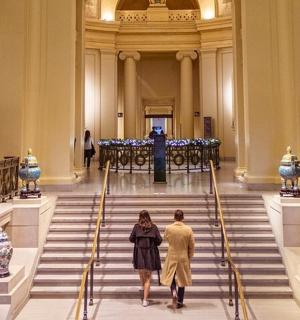 一对男女走下博物馆的楼梯