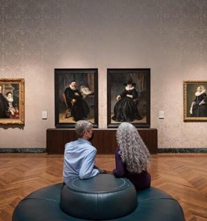 skupina lidí prohlížejících si obrazy v muzeu umění