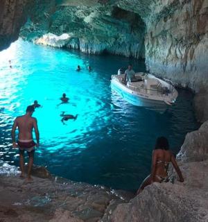 一群人在山洞里,水中有一条船