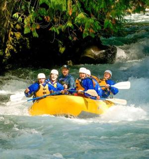 skupina lidí na voru v řece