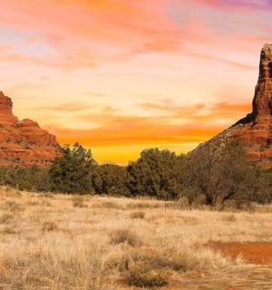 Západ slunce v poušti s červenými skalami